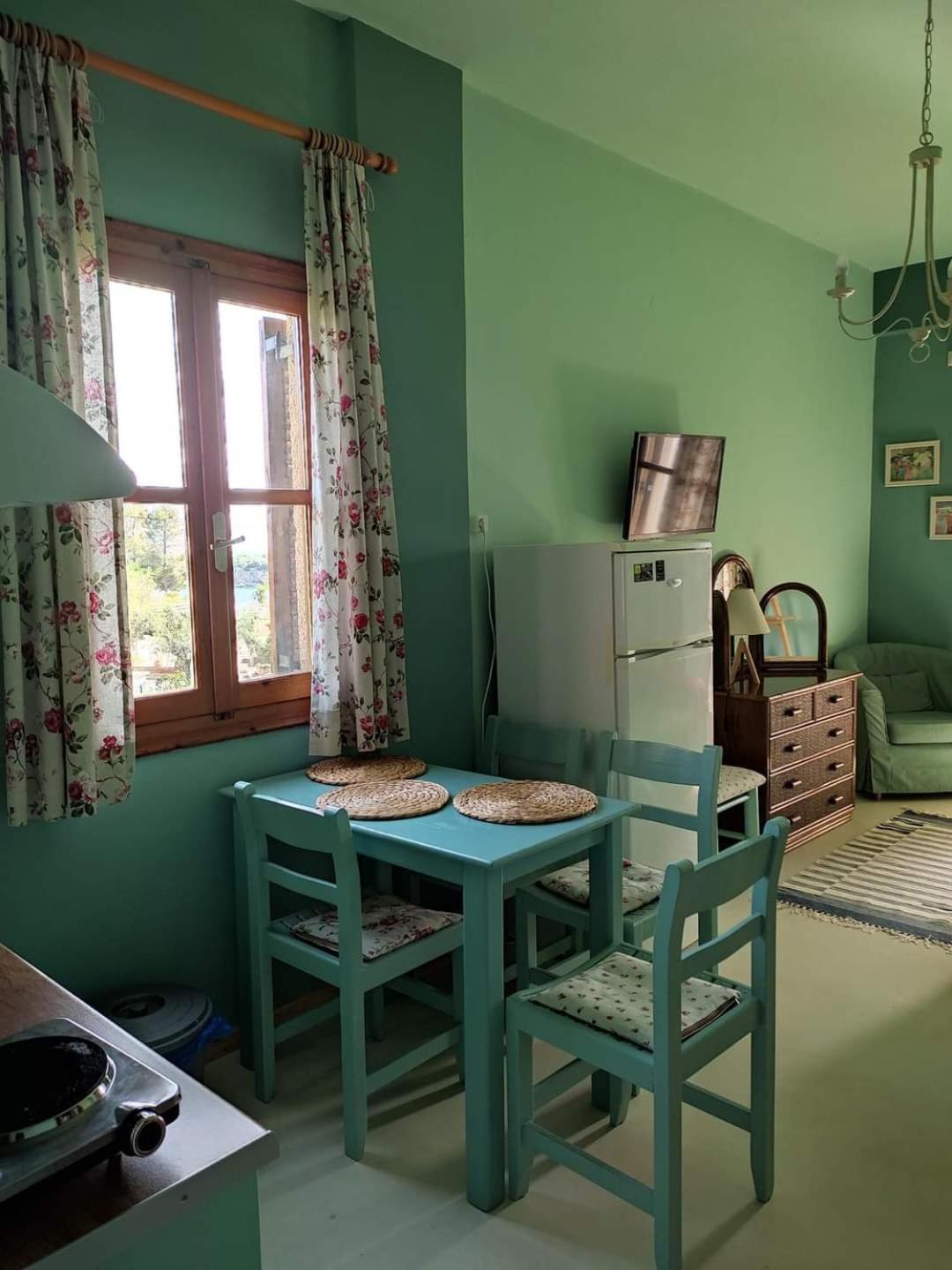Iliolithos Rooms Kardamyli Exterior photo